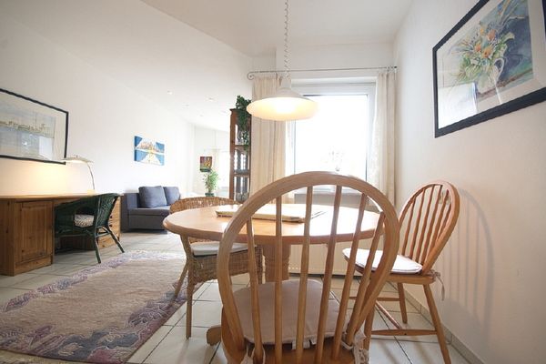 Helle, freundliche Wohnung mit Dachterrasse als Hotelalternative, gutes und ruhiges Wohnumfeld für Pendler