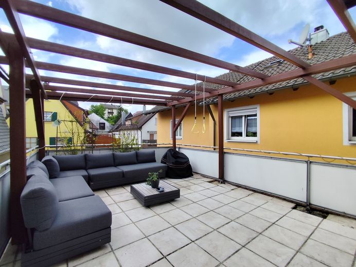 Ihre Wohlfühloase in Bischberg: Modernisiertes Platzwunder, Kaminzauber und XXL-Terrasse! – Terrasse Ansicht 1
