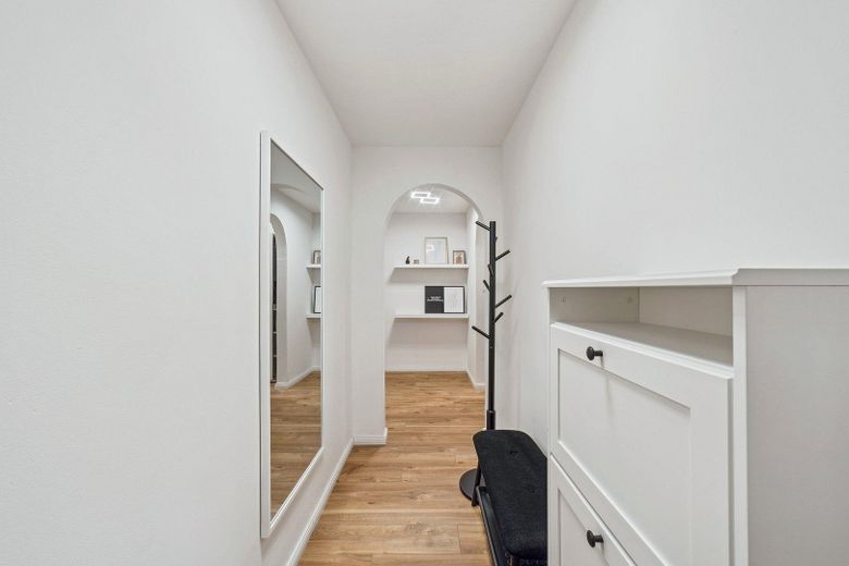 Appartamento esclusivo arredato e ristrutturato, cucina abitabile, balcone e posto auto in garage sotterraneo – Eingangsbereich