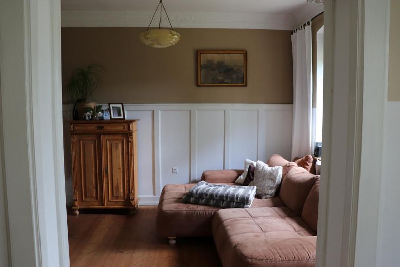 Charming country house with living basement, large garden, workshop, two verandas, hobby stable – Wohnzimmer mit Kaminofen