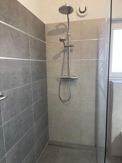 ENERGIEBEWUSST WOHNEN: A+ Großzügige Doppelhaushälfte in Ludwigshafen KEINE MAKLER-PROVISION! – Begehbare Dusche im Kinderbad