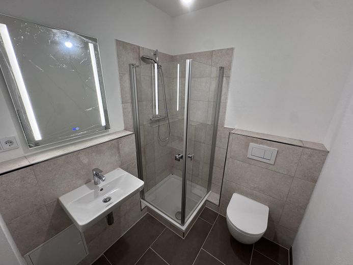 Lichtdurchflutete 2,5-Zimmer-Maisonette, Terrasse und Garten – frisch renoviert & sofort beziehbar – Neues Duschbad im OG