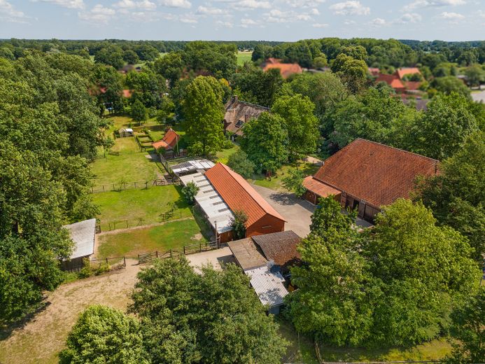 Exkl. Anwesen, Family-Office oder Pferdehof nur 64 km von Hamburg - max. bis 30 ha Eigenland möglich – Luftbild Hoffläche