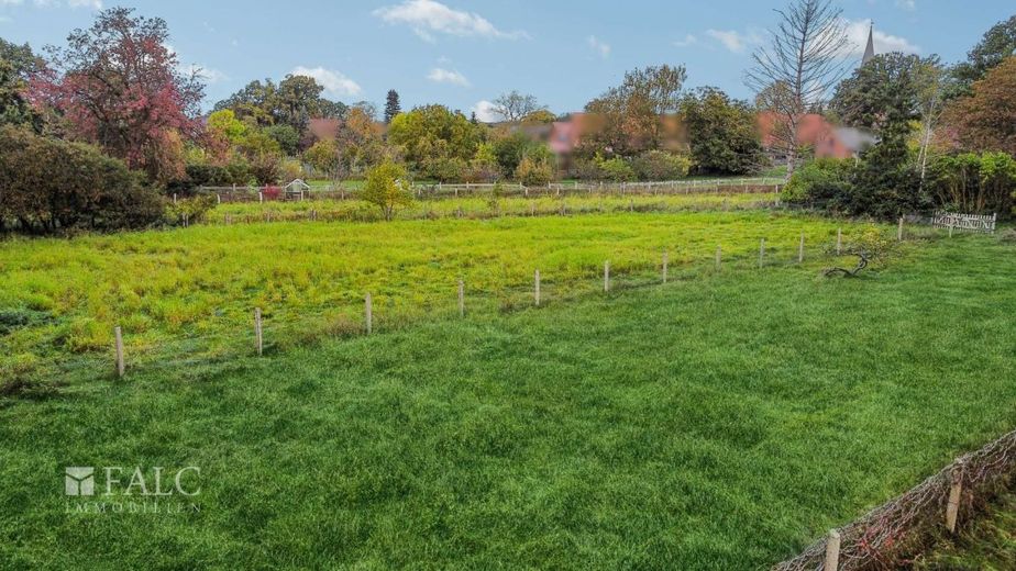 Großes Landhaus mit Einliegerwohnung, Stallungen, Koppeln &amp; Flusszugang auf 6.640 m² Traumgrundstück – Koppel