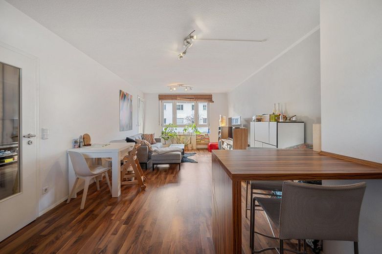 Lichtdurchflutete 3-Zimmer-Wohnung mit Westbalkon – Wohnzimmer