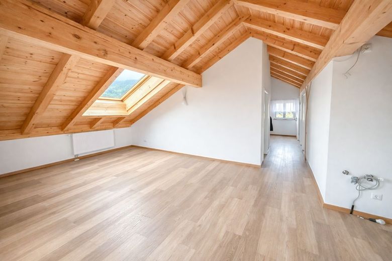*PROVISIONSFREI*  moderne 2-Zimmer-DG-Wohnung mit Balkon – Wohnzimmer