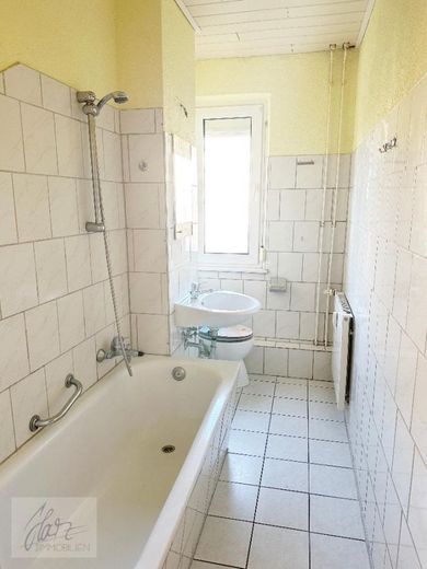 *** AFFERRA ORA - CURATO APPARTAMENTO DI 3 LOCALI IN ZONA VERDE DI ZEITHAIN! *** – Tageslichtbad mit Wanne, WC und Waschtisch