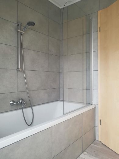 Badewanne mit Duschtrennwand
