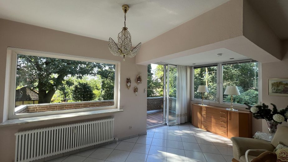 Traumhafte 4 Zimmer Wohnung mit unverbautem Blick – Wohnzimmer