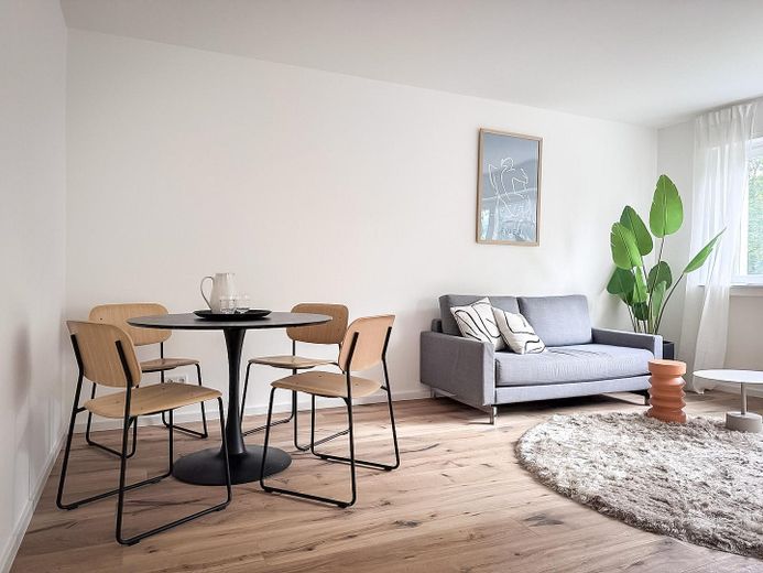 Prachtige 3-kamerwoning met groot balkon & parkeerplaats voor de deur in Sachsenhausen-Nord – Wohnbereich