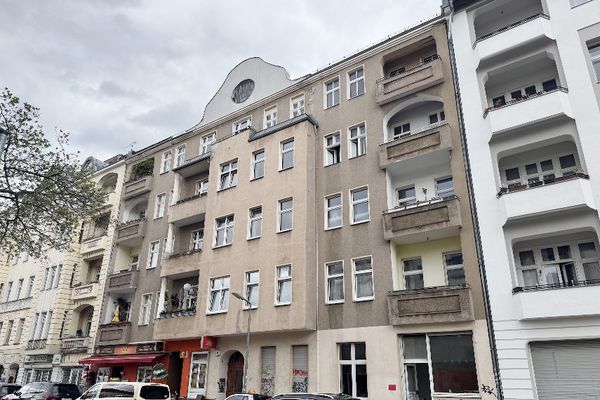 Renowacyjne mieszkanie w starej kamienicy z balkonem w kiezowej lokalizacji Schönebergu