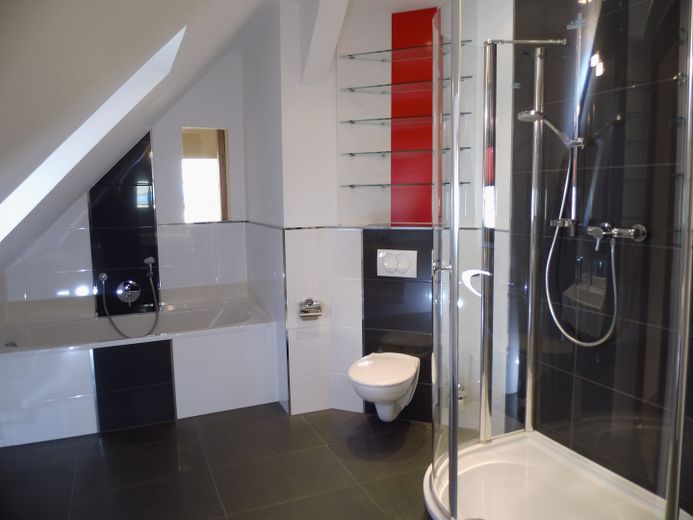 Exclusiv und stilvoll wohnen in Stadtvilla / hochwertige 4 - 5 Raum Terrassenwohnung – 1. Bad mit Wanne und Dusche