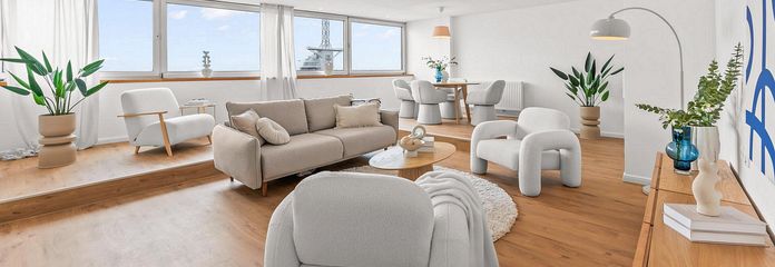 Geniş manzaralı yaşam – Bremerhaven çatılarının üzerinde cazip şehir dairesi, komisyonsuz – Wohnzimmer