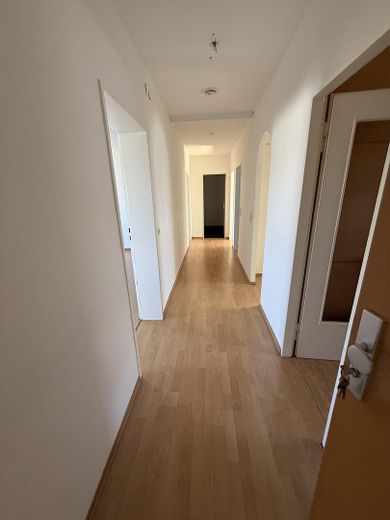 3-room apartment on the 4th floor with elevator – with room for your own ideas in a central location in Nuremberg – Flur