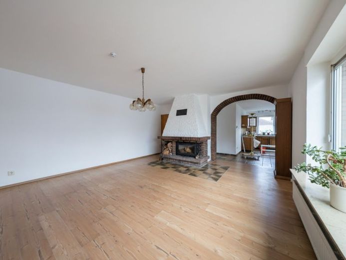 Gelegenheit für Mehrgenerationen-Wohnen oder großzügige Eigennutzung: Haus mit 7+4 Zimmern in Varel – Foto 1