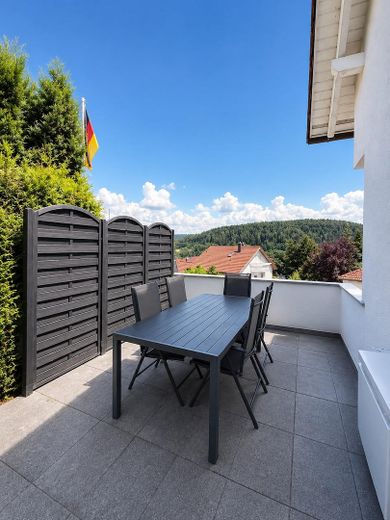 Großzügige 4-Zimmer-Maisonette Wohnung mit Hauscharakter, Garten und 2 Garagen – Terrasse
