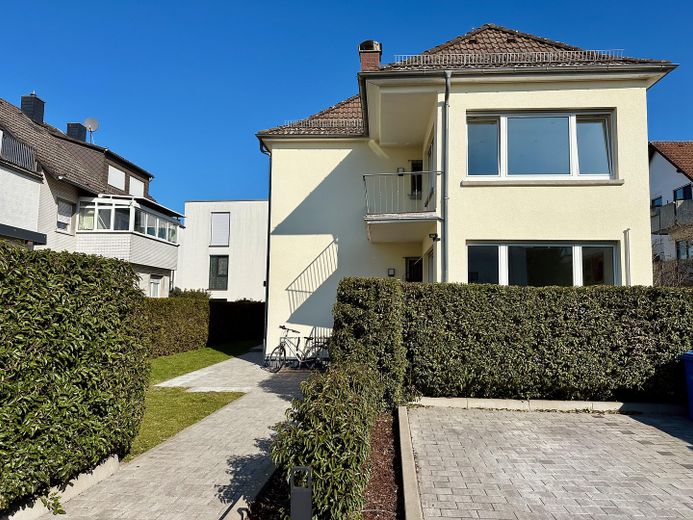 Hochwertig sanierte 4-Zimmer-Maisonette | 110 m² | 2 Bäder | Balkon | ruhige Lage an den Mainwiesen – Außenansicht