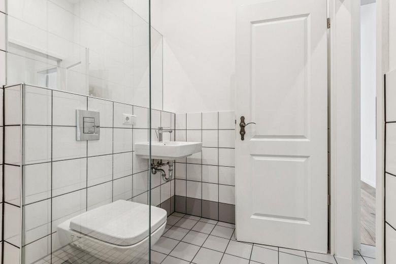 Helle 1-Zimmer-Wohnung, 2026 renoviert, sofort bezugsfrei in Berlin-Neukölln – Badezimmer
