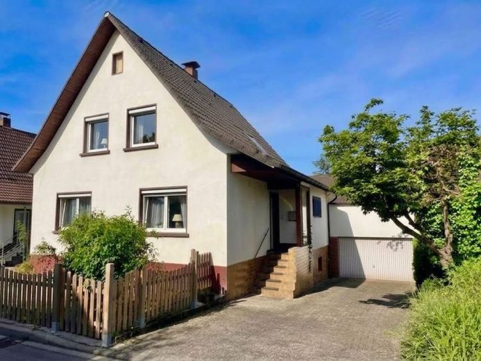 Ruhig gelegenes Einfamilienfamilienhaus mit Doppelgarage in Seelbach – Foto 1
