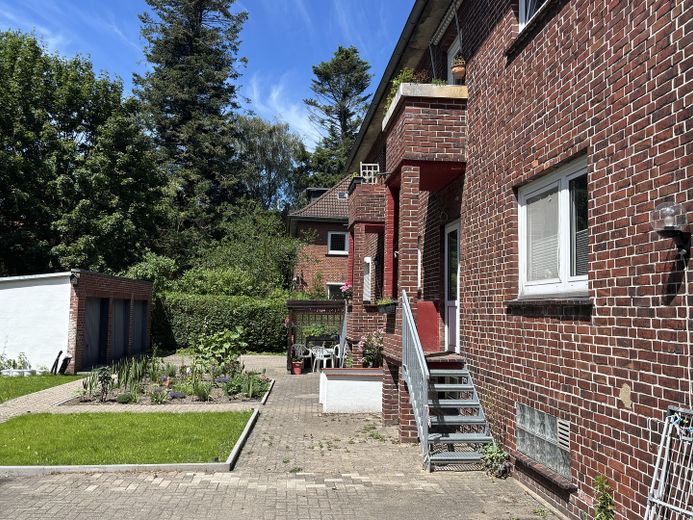 EG-Wohnung im Rosenhof – Tür zum Hof und Garten