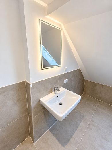 3-Room Attic Apartment | First Occupancy After Renovation – Waschbecken mit Spiegel