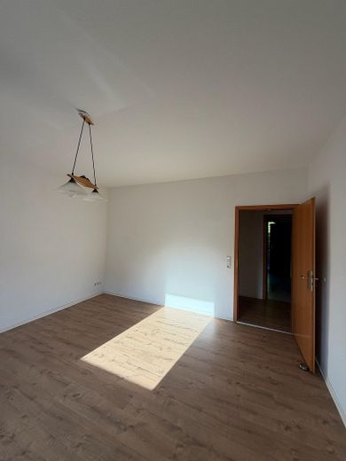 Stuttgart Süd Bestlage - 2-Zimmer-Wohnung mit großem Balkon ins Grüne in Stuttgart-Süd – Zimmer 1