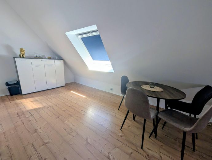 Attraktives, vollmöbliertes Apartment in Kaiserslautern-Hohenecken zu vermieten – Essbereich