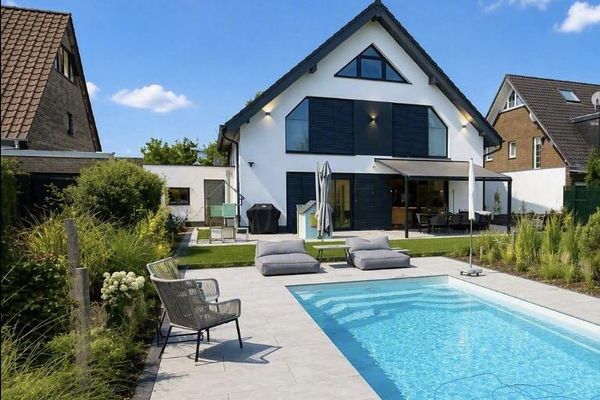 Neubauvilla mit Pool und Luxusausstattung