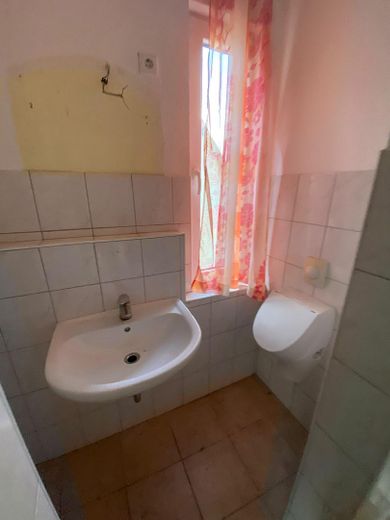 2-Zimmer-Wohnung in Goslar/Oker günstig für Selbstgestalter – Waschbecken und Pissoir