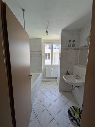 Lichtdurchflutete 3-Zimmer-Wohnung mit Süd-Wintergarten und Waldblick am Ebersberger Forst. – Badezimmer.