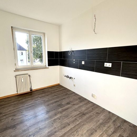 Gepflegte 3-Zimmer-Wohnung mit Balkon, Keller & Stellplatz – zentral in Freilassing – Küche