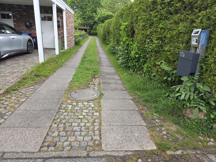 Terreno para dos viviendas unifamiliares adosadas, una casa pareada o una vivienda unifamiliar – Zufahrt