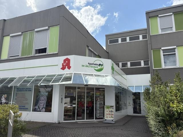 Praxisräume ideal für Physio, Fusspflege, Heilpraktiker, Pflegedienst... – Eingang mit Apotheke (Nord)