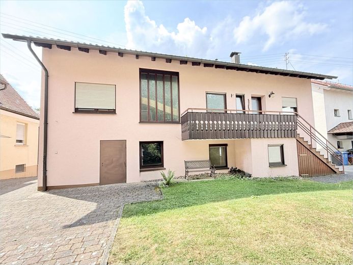 Ausbaufähiges Eigenheim mit großem Gartengrundstück &amp; Garage – Ansicht
