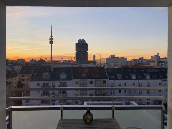 Luxus über den Dächern von München: stylisch möblierte 2-Zi-Whg. – Aussicht