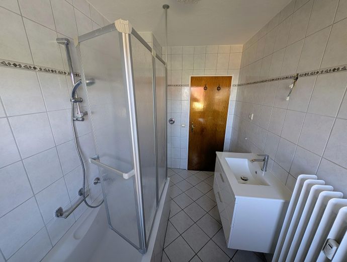 Appartement calme de 3 pièces au 1er étage d’une maison de 3 logements, balcon, cave, garage éventuellement – Badezimmer