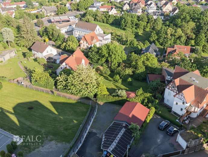 ++Viel Platz für Ihre Wohnträume: Einfamilienhaus mit Einliegerwohnung auf einem großen Grundstück++ – Drohnenbild vorne mit Garagen