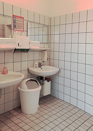 Winnenden: Heller Eck-Büroraum in bester Lage! Ideal für Home-Office! 2.OG – Toiletten im Außenbereich