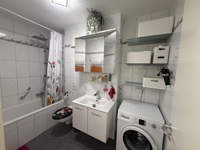 Helle 3 Zimmer ETW München-Berg am Laim, moebliert, provisionsfrei – Baddusche 