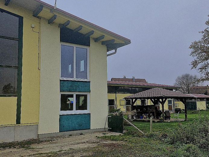 Centro ippico senza provvigioni sul lago con maneggio coperto, campo da equitazione e 15 box per cavalli – Ansicht Giebel Wohnbereich