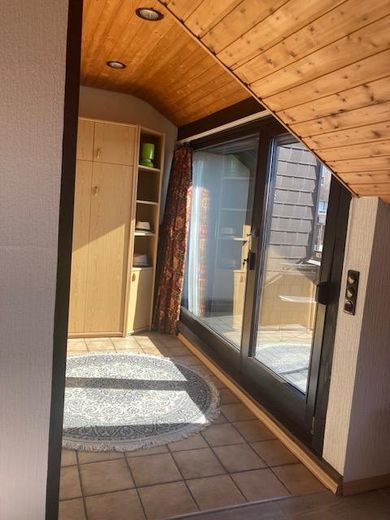 Casa adosada familiar en esquina con jardín de invierno y zona de estar independiente – 2OG_Wohnraum
