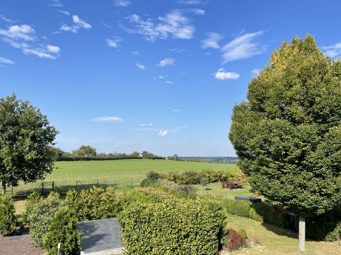 EXKLUSIVES EINFAMILIENHAUS IN RUHIGER UND GRÜNER LAGE VON BÜHLAU – Blick vom Balkon Richtung Norden