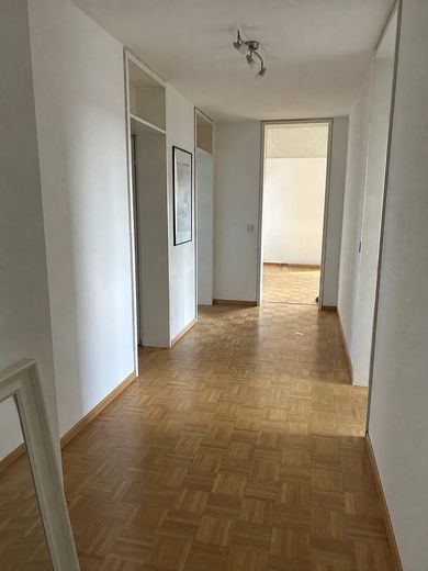 Spacious 3.5-room apartment with balcony & fitted kitchen, good transport connections in Bissingen – Flur