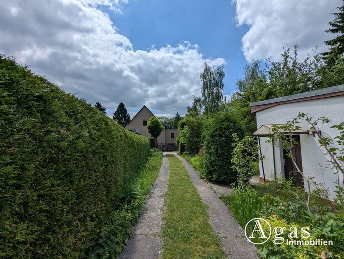 Sonniges Baugrundstück mit Ferienhaus und Garage - direkte Waldrandlage in Melchow – Auffahrt