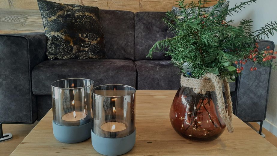 Moderno, pregiato e tranquillo appartamento di 2 locali COMPLETAMENTE ATTREZZATO con ampio balcone esposto a sud a Murnau-Moosrain – Wohnzimmer mit Coach