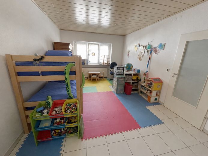 Architekten-Bungalow mit großem Grundstück und Baupotenzial – Geräumiges Kinderzimmer EG