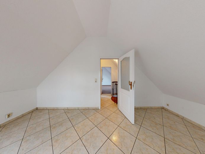 Provisionsfreie 5-Zimmer-Maisonette mit zwei Badezimmern und Balkon – OG links
