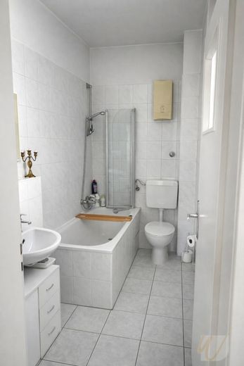 Dachgeschosswohnung in Duisburg-Duissern - 2 Zimmer auf ca. 45 m² – Badezimmer