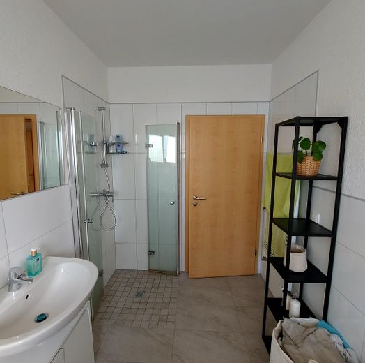 Appartement moderne de 4 pièces avec solaire pour la préparation de l’eau chaude – Photo 9