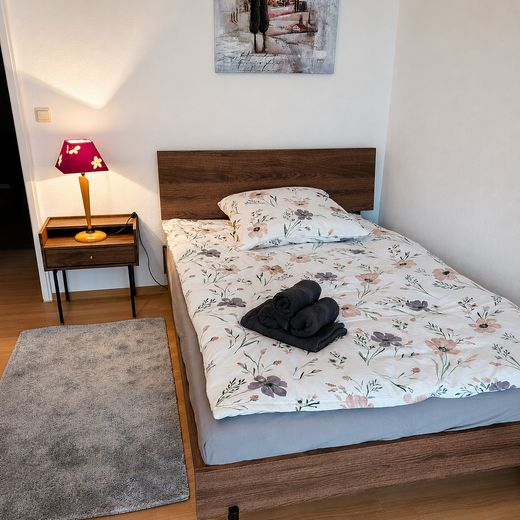 Möbliertes 1 Zimmer Wohnung mit Balkon, Stellplatz und Pauschalmiete – Schlafbereich